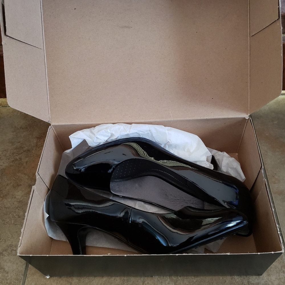 Lifestride Black Patent Leather Heels - Picture 2 of 7